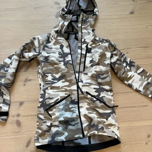 Peak Performance täckjacka stl 36/38 - Supercoola vind / regn / täckjacka från Peak Performance 