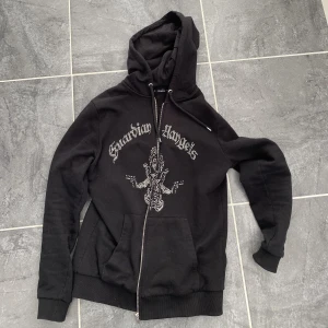 Rhinestone Zip Hoodie Från Bling Lucid - Limitemerad hoodie som inte längre säljs! Knappt använd.
