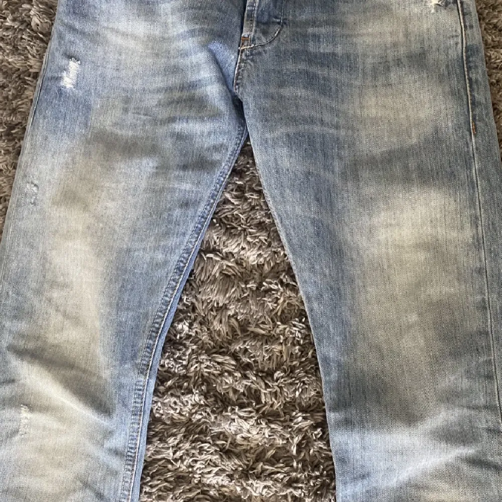 Dondup jeans i modellen george. Riktigt nice ljusare färg. Har använts men fortfarande i väldigt bra skick. Strl 30. Hör av er vid frågor!. Jeans & Byxor.