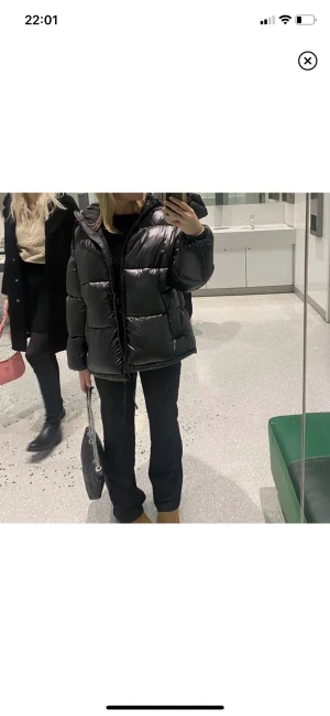 Pufferjacka - (Lägger ut igen pågrund av oseriös köpare 😕 ) Säljer min vinterjacka från förra året, bra skick, använd fåtal gånger. Den är fint oversized och varm o mysig. Den är i storlek 36/38💕
