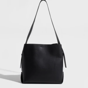 Väska - Väska från pieces!!🩶 Helt oanvänd prislapp finns kvar, måtten är H 30 x B 28 x D 13 cm, tre innerfack, axelbanden är justerbara, nypris 599