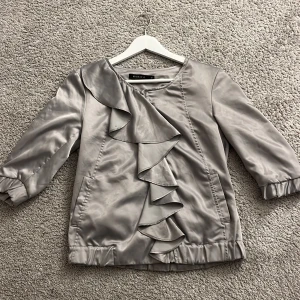 Trekvartsärm jacka  - Jättefin trekvartsärm jacka med snygg volang detalj!!💞💞