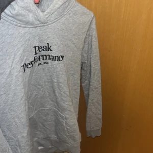 Peak performance tröja  - Använd några gånger.  Bekväm. Grå peak performance hoodie  9/10- som ny 