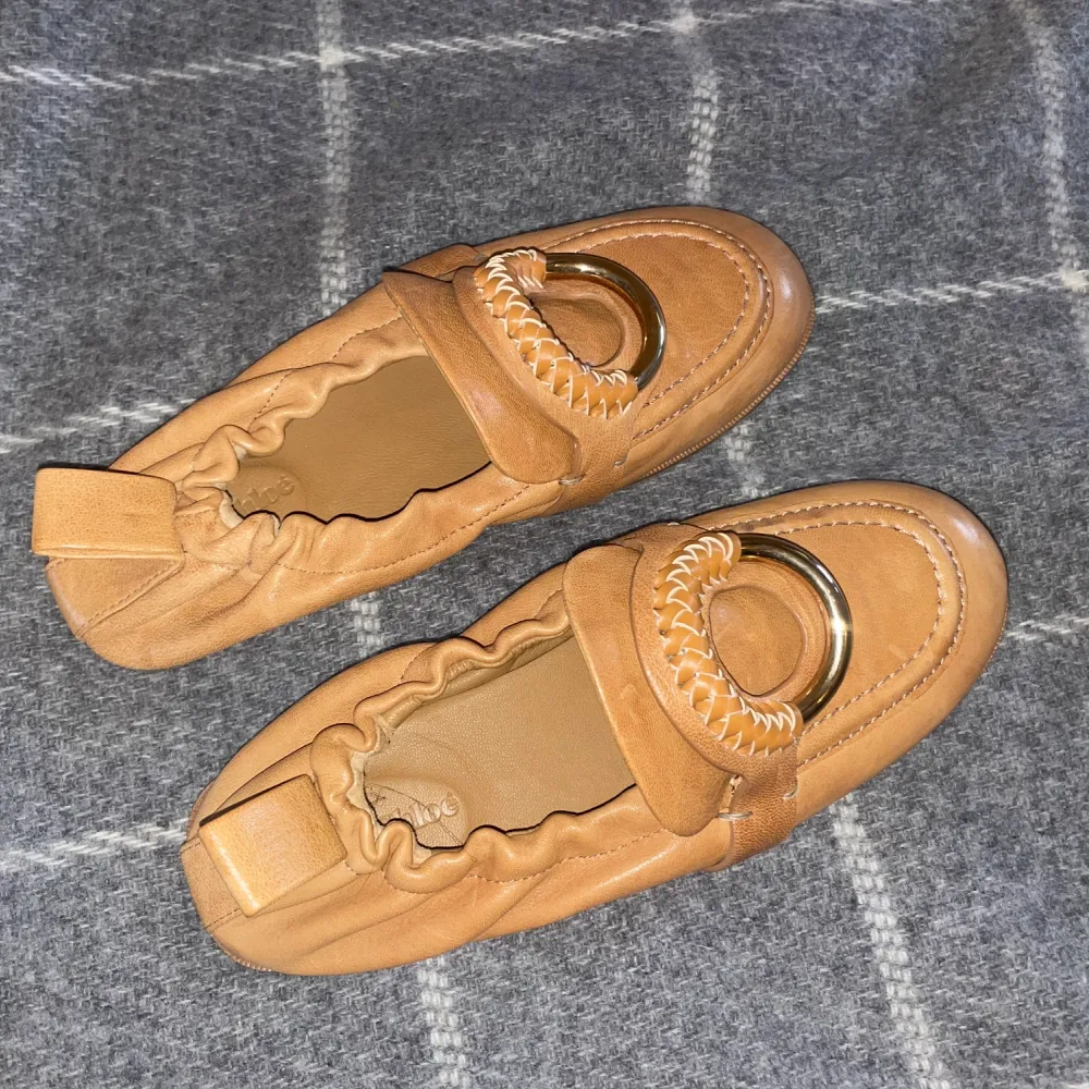 Hana loafers beige Storlek 38-39 Använda en gång Kvitto & kartong  Nytt pris 3300:-  Mitt pris 1900:-. Skor.