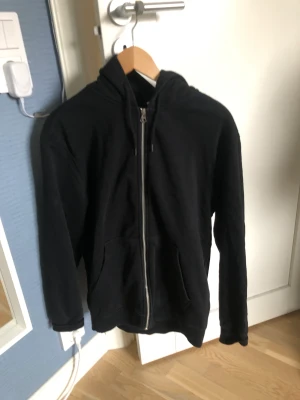 Weekday zip - En svart weekday zip i storlek s riktigt snygg. Toppen skick! Kom pm för mer bilder