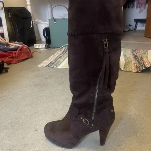 Y2k boots - Otroliga y2k boots!! Går att ha både höga och att skrynkla ner till korta vilket är sjuuuikt snyggt. Står strlk 39 men aningen små skulle säga 38.5.