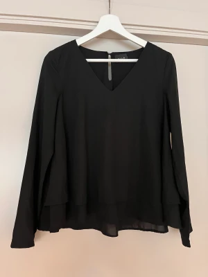 Svart blus från Vila  - Jätte söt blus från vila knappt använd i stl S