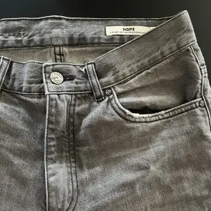Gråa, croppade jeans från Hope!! Storlekar 28’ i midjan, skulle säga S/M! Dom är ganska korta så,därför jag säljer. Jag är 174, ni ser på sista bilden hur som sitter på mig i längden. I övrigt jättesnygga jeans med snygg grå tvätt! 