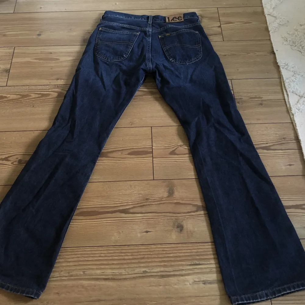 Säljer dessa snygga bootcut jeans från Lee! Säljer pga av att de är lite för stora för mig och därmed aldrig används:) Skriv om du vill ha bild av hur de ser ut på eller har andra frågor💘☺️. Jeans & Byxor.