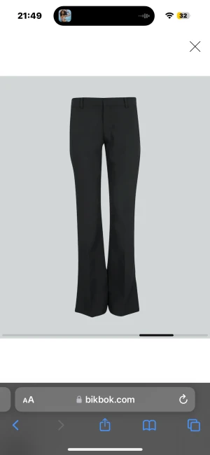 lågmidjade kostymbyxor  - använda en gång men tyvärr alldeles för små för mig🩷 köpta på bikbok fär 499kr🩷 ❌inte mina bilder❌