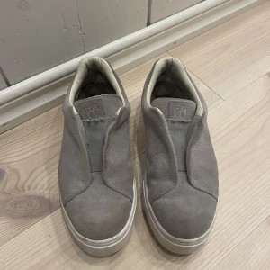 EYTYS Doja S-O Suede Cement Sneakers - Säljer mina EYTYS sneakers i modellen Doja S-O Suede i färgen cement då de inte kommer till användning. I okej skick då de är ej är flitigt använda pga. för stora för mig. Har veck i resåren men dessa syns ej när man har på dem.😃 Skicka för fler bilder.
