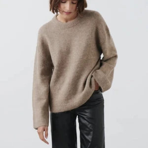 Stickad tröja - Säljer min fina stickade tröja från Gina Tricot Premium Selection🩷 Oanvänd då jag köpte en liknande. (Bild 2 & 3 är missvisande i färg) Första bilden lånad!