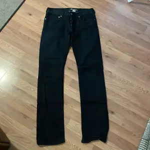 ett par svarta jeans som inte används. mycket bra skick 