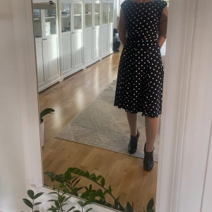 Prickig Ralph Lauren klänning  - Säljer dne här klänningen från Ralph Lauren. Mycket fint skick.