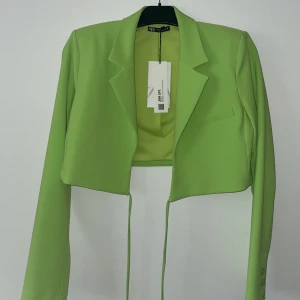 Cropped blazer - Helt ny och oanvänd blazer med prislapp.