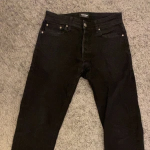 Jack and Jones jeans - Svart Jack and Jones jeans. Skick 9/10 Kunden lägger bud!
