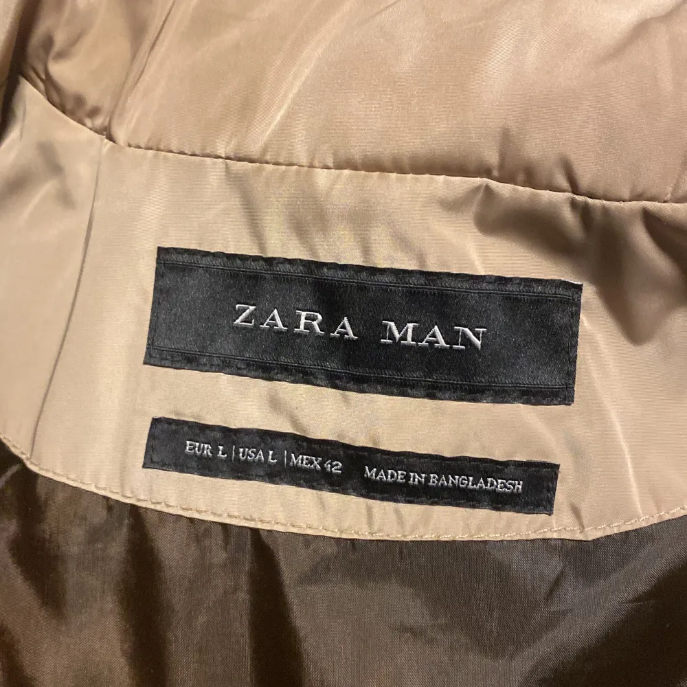 Hej! Nu säljer jag denna stilrena väst som är från Zara Man, den är i storlek L men sitter mera som en m. Är öppen för bud.. Jackor.