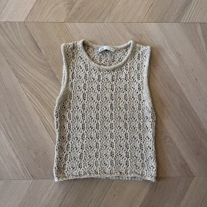 Virkad överdel - Säljer mitt virkade linne från Zara! Använt 1 gång, i nyskick. Så fint och passar till alla årstider❤️