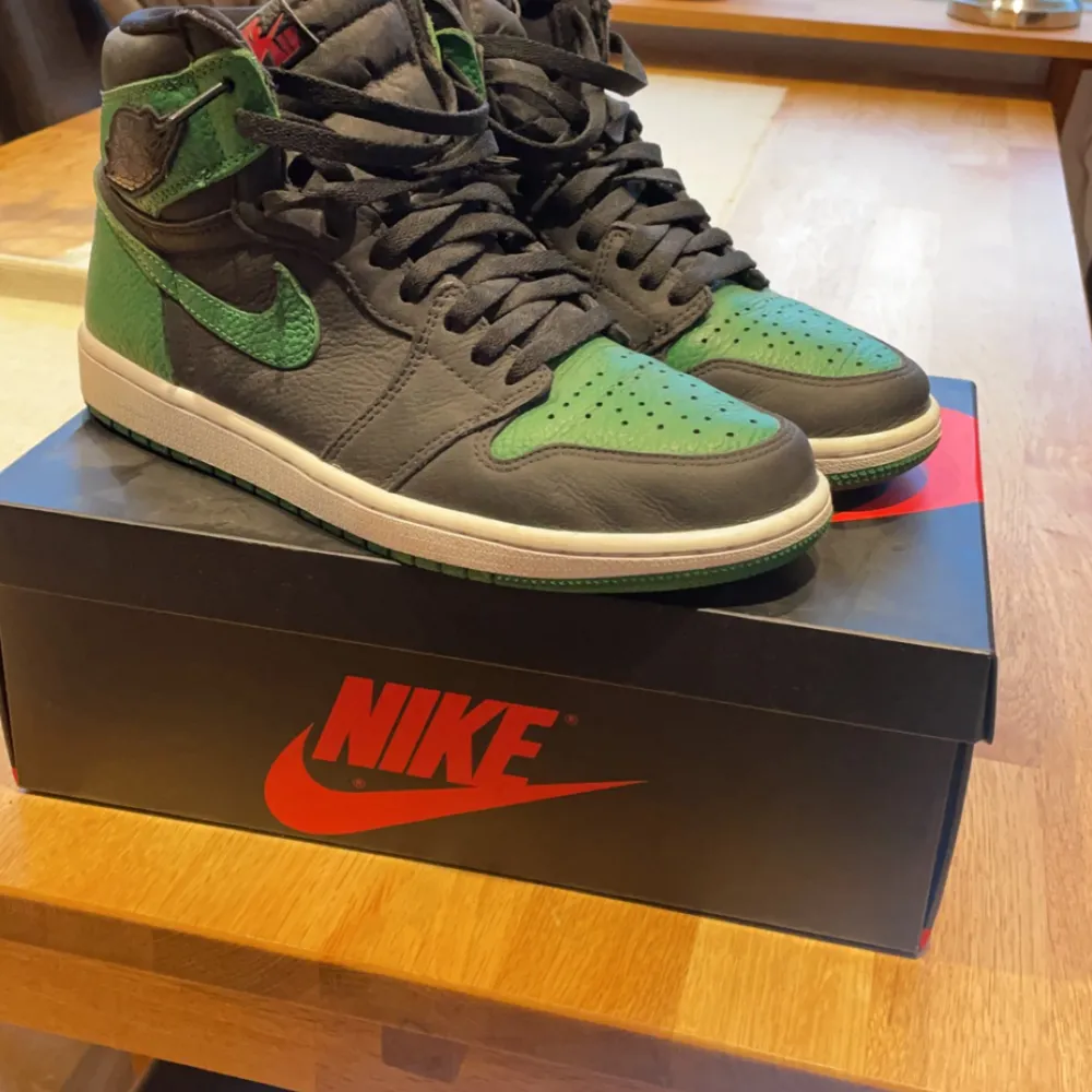 Säljer dessa feta Jordan 1 High pine green i storlek US 9. Dem är i väldigt bra skick använt fåtal gånger. Kvitto box allt medföljer. Vid fler bilder kom pm . Skor.