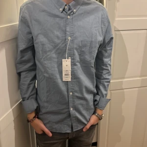 SAMSOE skjorta - Ljusblå SAMSOE SAMSOE skjorta, aldrig använd och helt ny.