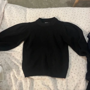 Stickad tröja - Puffiga armar med tightare i midjan. 