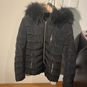 Roco Baroco - Bra skick på jacka med jättemjuk päls på luvan, pälsen går att ta av