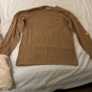 Supreme långärmad tröja M - Köpte i New york 2018 för 45$. Såg den på stockX för typ 900kr men det är överpris som fan så jag börjar på 500 så får folk buda om den är efterfrågad. Vill ändå bli av med den  Mycket bra skick också 
