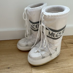 Vita moonboots - Säljer mina vita moonboots storlek 36/38, de är använda ej tvättade på bilden men tror om man ger de lite kärlek så kommer de bli mycket snyggare!🤍 