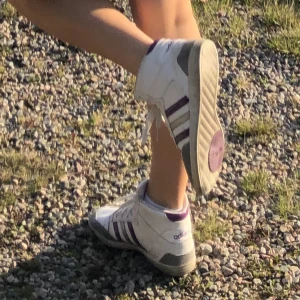 Skor - Snygga retro skor från Adidas. Storlek 40. Säljer billigt då de är slitna (se sista bild). 