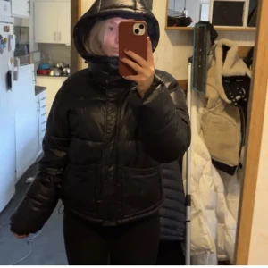 Vinterjacka  - vinterjacka jag köpte på plick men den kommer från  stradivarius från zalando. Den är i strl M egentligen men är mer som en S. Kom privat för frågor och pris kan diskuteras❤️🥰