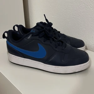 Nike Court low  - Mörkblå Nike court low skor som endast är använda ett fåtal gånger. Storlek 40.
