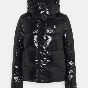 Calvin Klein jacka - Har denna jacka i strl M som är lite stor för mig så tänkte kolla om de finns nån som vill byta mot en likadan i strl S! Köpte för ngn vecka sen på plick av en tjej som hade använt den  nån gång,sen har även ja använt den lite  så den är i fint skick!💕