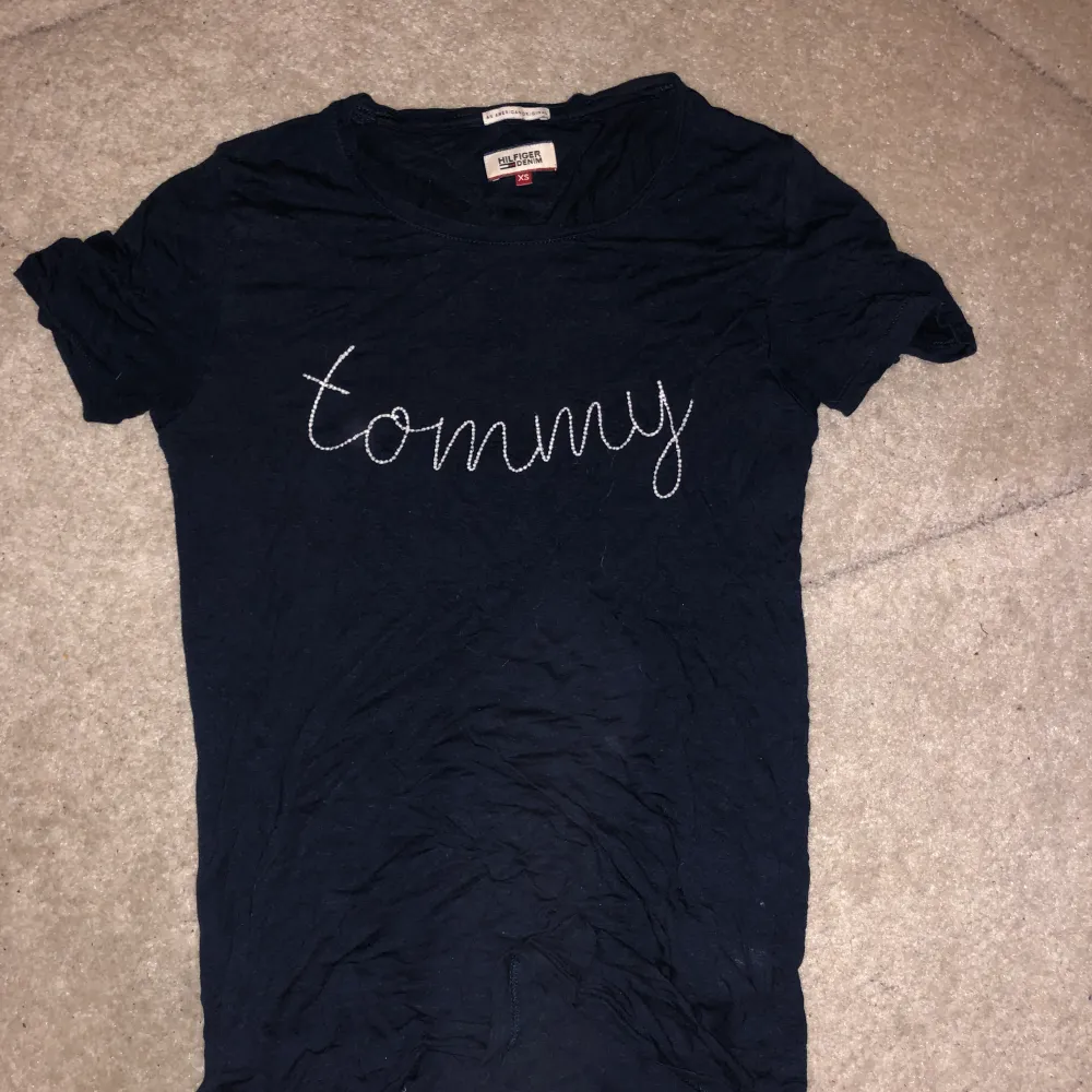 Marinblå t-shirt ifrån Tommy Hilfiger i storlek xs men skulle säga att den passar s/m också beroende på hur löst/tight man vill att den ska sitta ☺️ Bra skick, luftigt och mjukt material.. T-shirts.