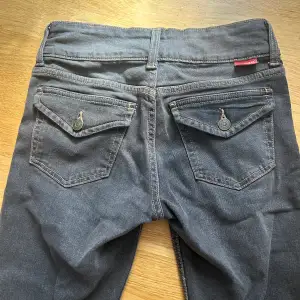 lågmidjade jeans med snygga fickor bak. köpta på hm för 300 på hm och sälja för 200 då de aldorg är använda🩷 midjemåttet kan ni se på tredje bilden, jag är 165 och de är bra längd på mig! i en grå/brun färg, denna färg säljs inte längre.