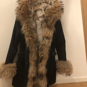 Parka jacka - Jätte varm och fin jacka använd under 2 vintrar  Stl S