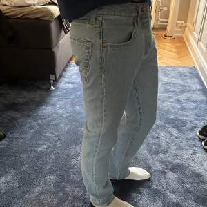 Helt oanvända Levis 501 jeans. Säljer för gillar inte modellen. Originalpris: runt 1600. Storlek: W 28 L 32 Säljer för 900, kontakta för mer info. 