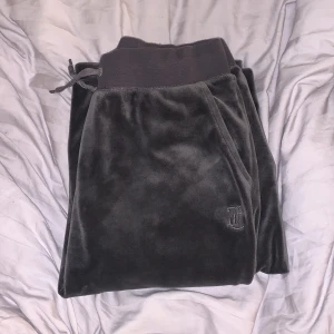 Juicy Couture byxor - Säljer mina juicy couture byxor då jag inte använder dom, knappt använda hör av dig för fler bilder. 