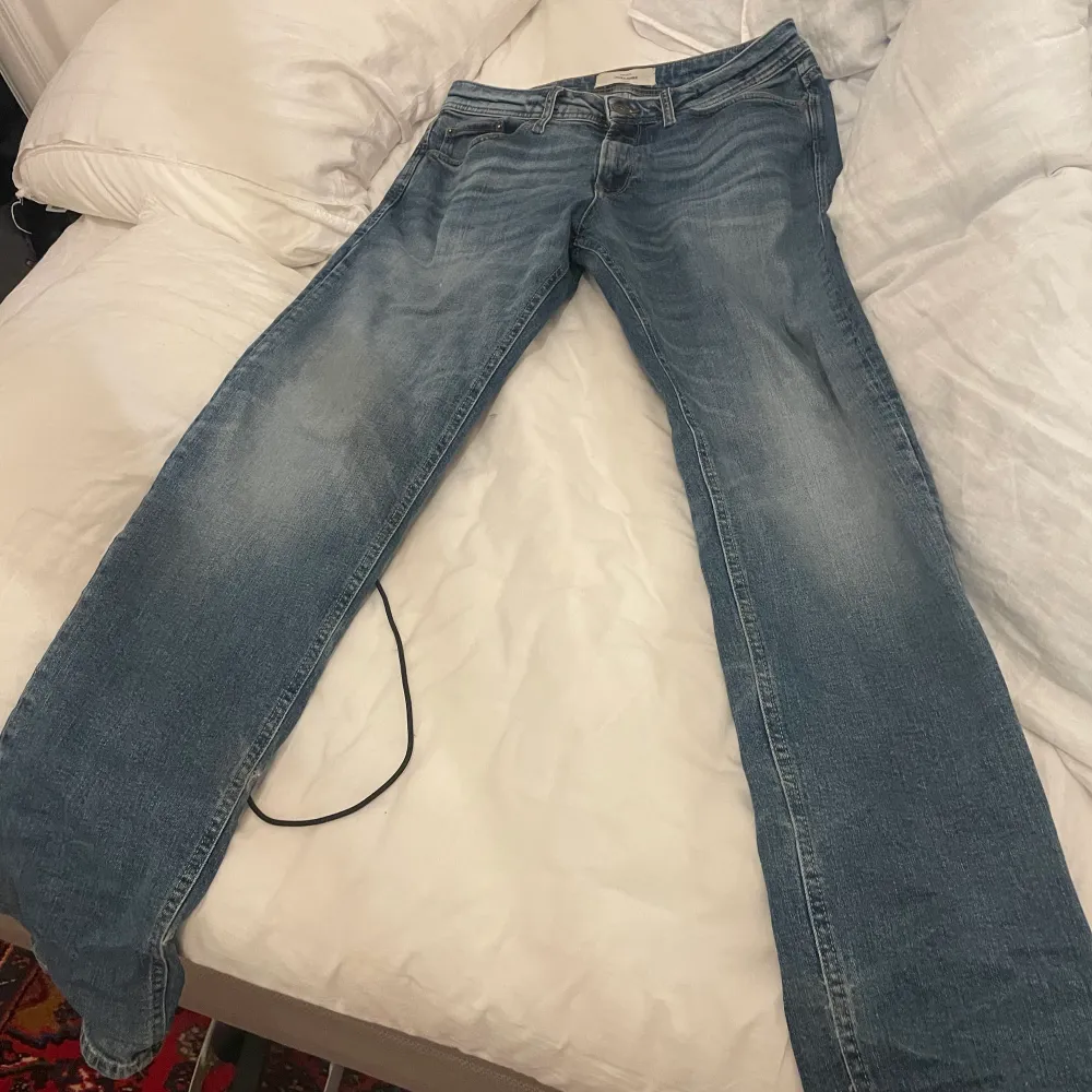 Blåa jeans från Jack and Jones sitter perfekt för dem som har storlek 34/30. Jeans & Byxor.