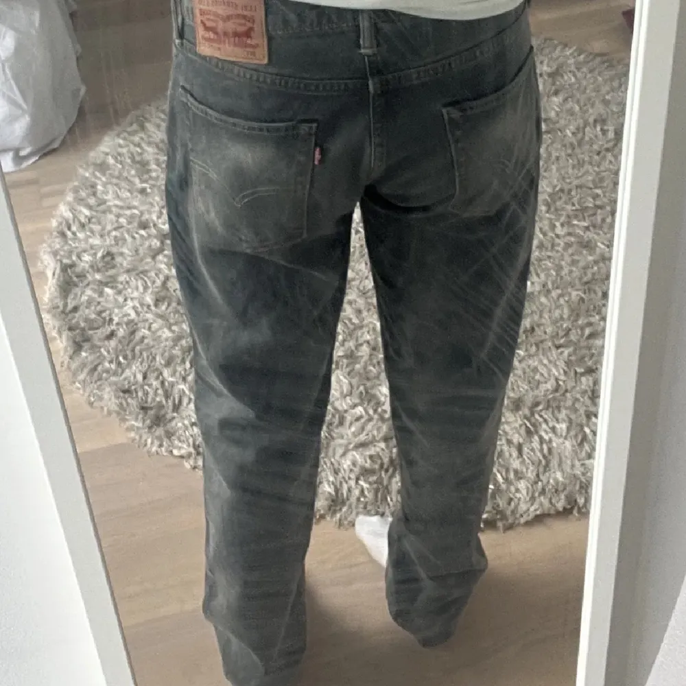 Supersnygga gråa levis jeans i modell 511, tyvärr för stora för mig så de kommer inte till användning. Köpta secondhand!. Jeans & Byxor.
