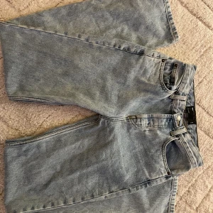 Asos jeans - Så fina jeans från asos! Perfekta i längden på mig som är 170🤗köpta på plick men de passade inte så återsäljer💕