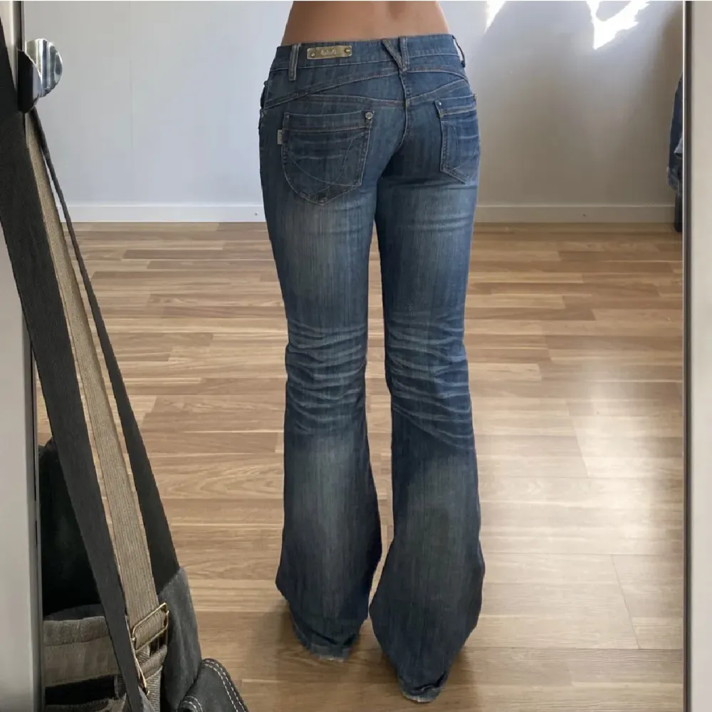 Hej!  Säljer vidare denna superfina bootcut lågmidjade jeans då den inte kommer till användning (lånade bilder från förra ägare). Midja: ca 86cm. Innerben: 84cm. Jag är ca 170 lång och brukar ha 38/M i referens💗Använd gärna ”köp nu”. Jeans & Byxor.