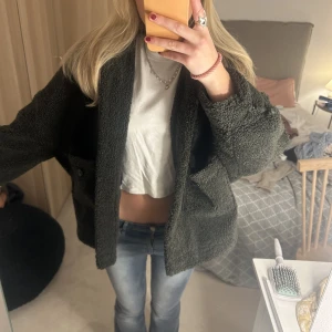 Teddy jacka  - Säljer denna sjuktssnygga mörkgröna Teddy jacka!!