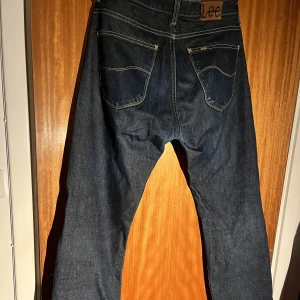 Lee jeans  - Säljer dessa då de inte används. Modellen är rak men lite bredare nedtill. Fint skick men har slitage nere vid fötterna på båda benen baktill.  Storlek 31/32