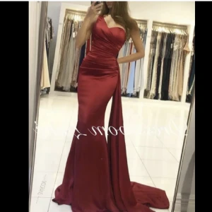 Balklänning/festklänning - Elegant - En elegant klänning som är endast använd 1 gång (balen). Den har en fin röd färg samt en satin material vilket gör den mycket efterfrågad. Original priset var 1800kr, säljer för 599kr (priset kan diskuteras)