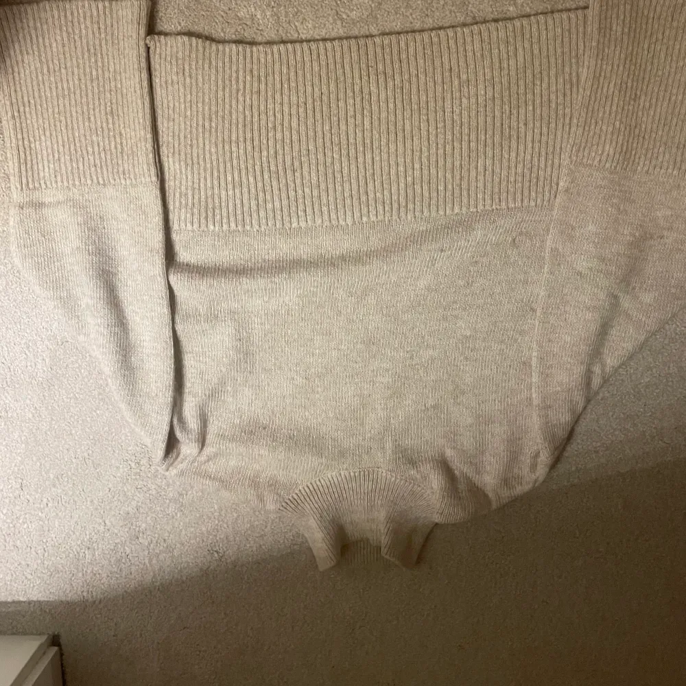 Stickad polo tröja från Gina Tricot. Storlek Xs aldrig använd. Tröjor & Koftor.