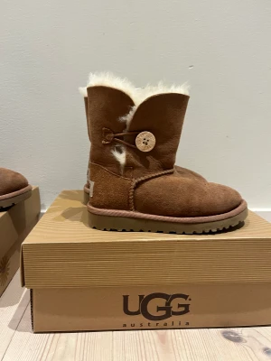 Uggs - Två par Uggs för barn i storlek 28 (USA 11). Använda två gånger pga för små. 600kr/st eller 1100kr/båda. Finns i Tyresö, kan skickas mot fraktkostnad.