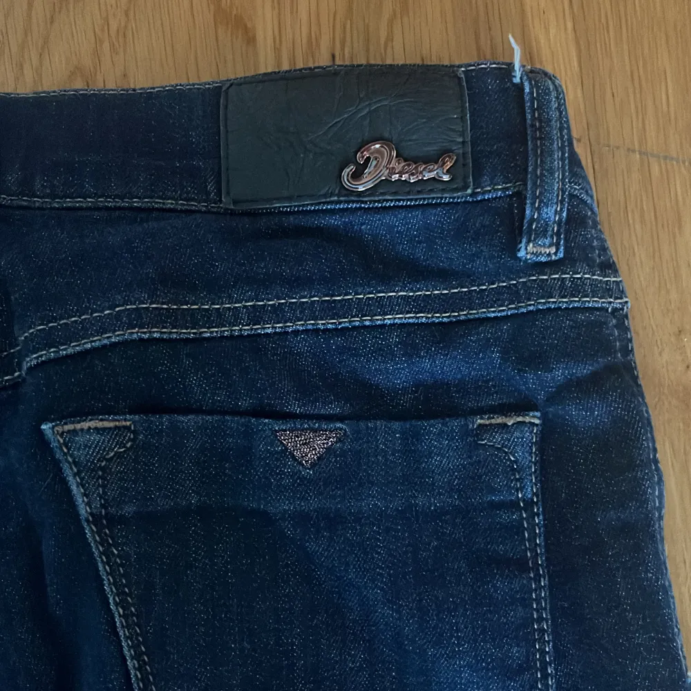Lowwaist diesel jeans med slits. Ni står för frakt 📦 och möte kan diskuteras. Jeans & Byxor.