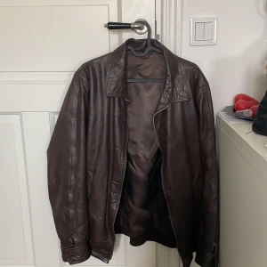 Läderjacka - Brun läderjacka, skitsnygg!! Säljer pågrund av att den inte kommer så mycket till användning längre!💞