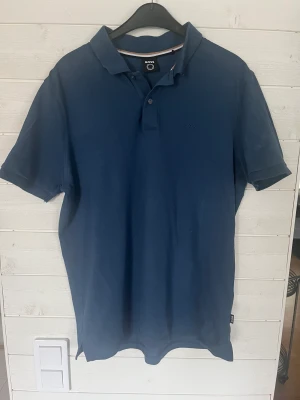 Blå Boss Piké - Blå boss piké. I princip oanvänd i jättebra skick. Storlek L, funkar på M också 