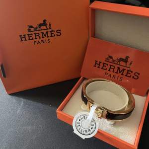 Fint Hermes armband i både svart och vit. Kommer med box, påse och certifikatkort